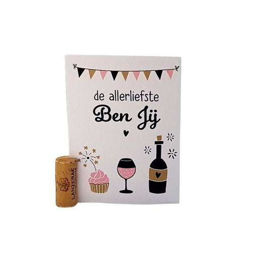 Witte kaart met de tekst De Allerliefste Ben Jij en symbolen van slingers, cake, wijnglas, en fles wijn met hartje. Inclusief kaartsteun van kurk. Ideaal voor een liefdevol moment of bij Moederdag en Vaderdag. Verkrijgbaar bij Wijnstory