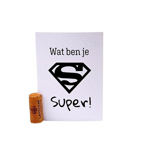 Witte kaart met de tekst Wat Ben Je Super en logo van Superman. Inclusief kaartsteun van kurk. Ideaal voor een liefdevol moment of blijk van waardering. Verkrijgbaar bij Wijnstory