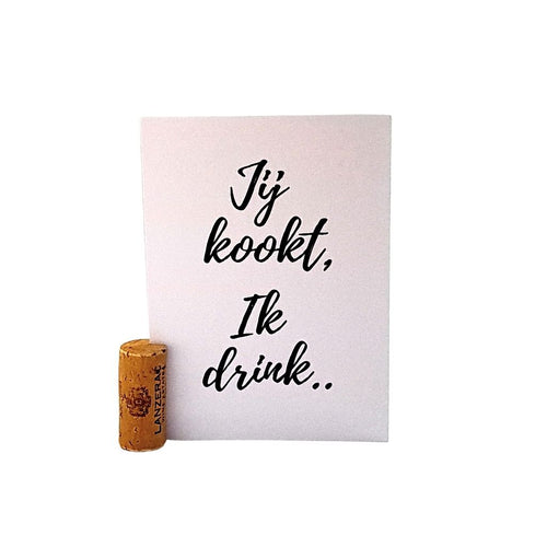 Witte kaart met de tekst Jij kookt, Ik drink.. Inclusief kaartsteun van kurk. Ideaal als uitnodiging of cadeau. Verkrijgbaar bij Wijnstory