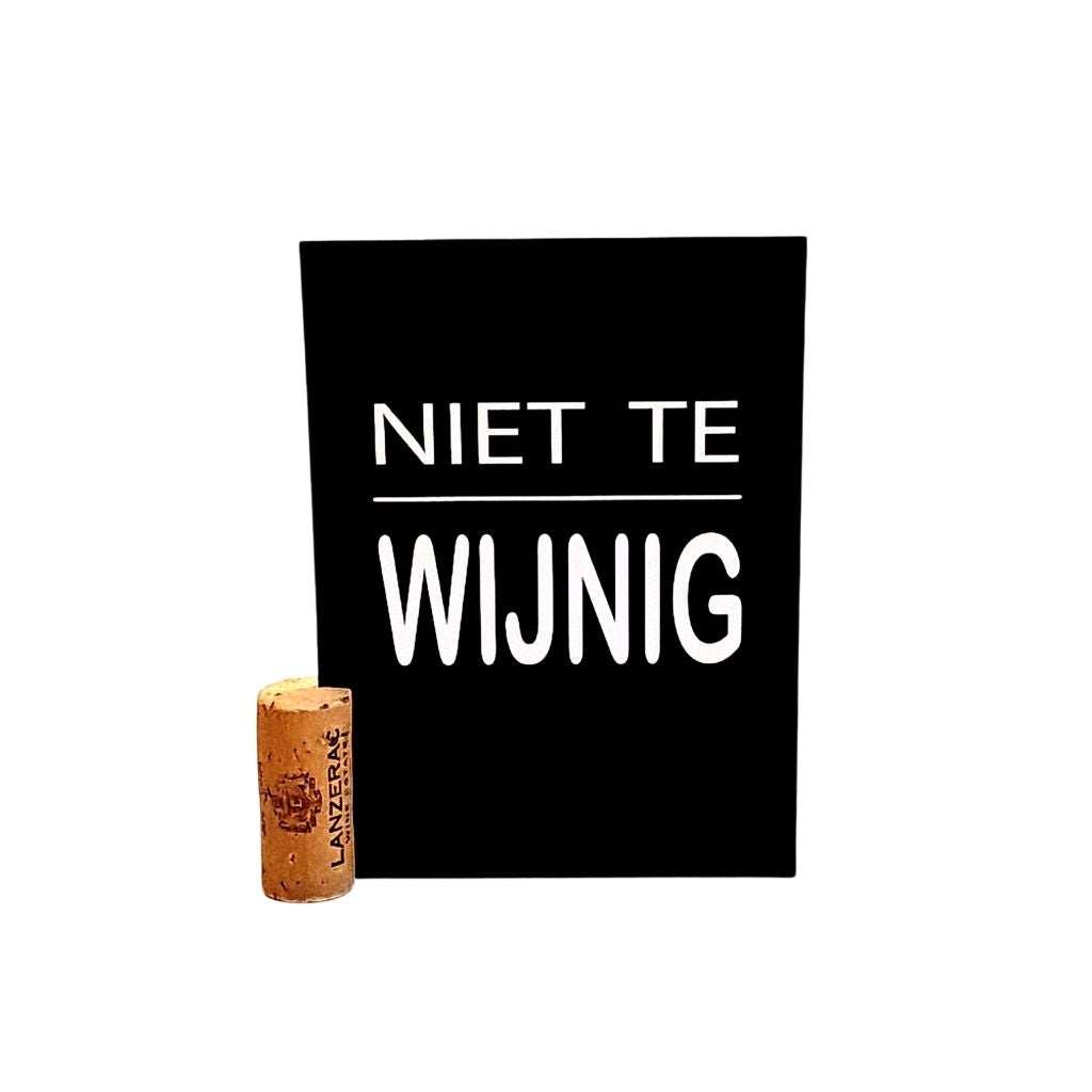 Zwarte kaart voor wijnliefhebbers of als uitnodiging met in het wit de tekst NIET TE WIJNIG. Inclusief originele kaartsteun van kurk. Verkrijgbaar bij Wijnstory