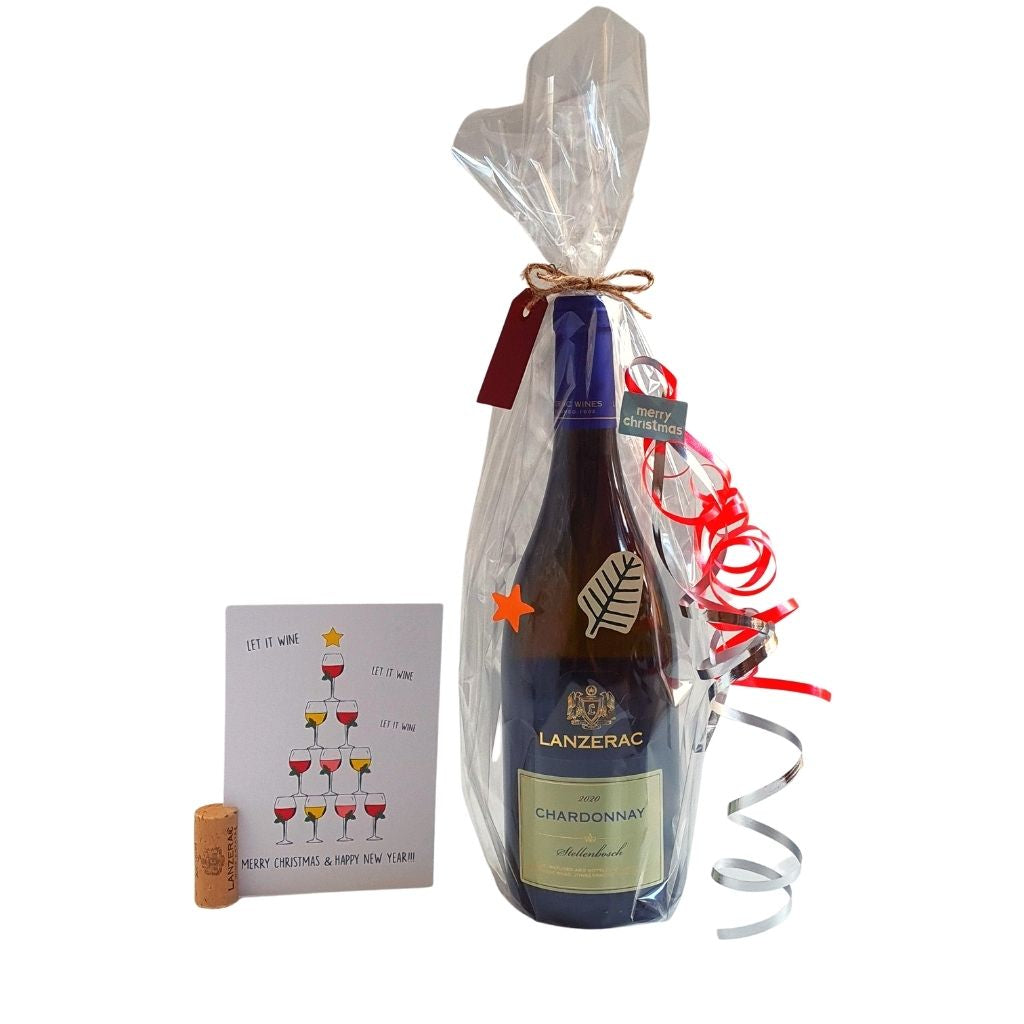 Cadeau voor Kerst met kaart en steun van kurk. Fles witte wijn Lanzerac Chardonnay met transparante verpakking en kerststickers. Kerstkaart met Let It Wine Merry Christmas en Happy New Year. Ideaal voor de feestdagen en in het bijzonder Kerstmis. Verkrijgbaar bij Wijnstory